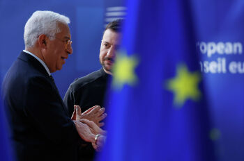 Президент Европейского совета Антониу Кошта (слева) и Владимир Зеленский (справа) на заседании саммита ЕС, Брюссель, 6 марта 2025 г.