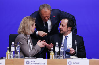 Глава внешнеполитического ведомства Европейского союза Кая Каллас (слева) беседует с президентом Кипра Никосом Христодулидисом (справа) и премьер-министром Польши Дональдом Туском во время круглого стола в рамках саммита ЕС.