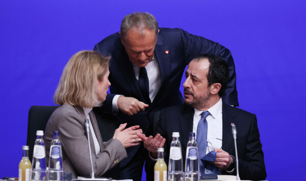 Глава внешнеполитического ведомства Европейского союза Кая Каллас (слева) беседует с президентом Кипра Никосом Христодулидисом (справа) и премьер-министром Польши Дональдом Туском во время круглого стола в рамках саммита ЕС.