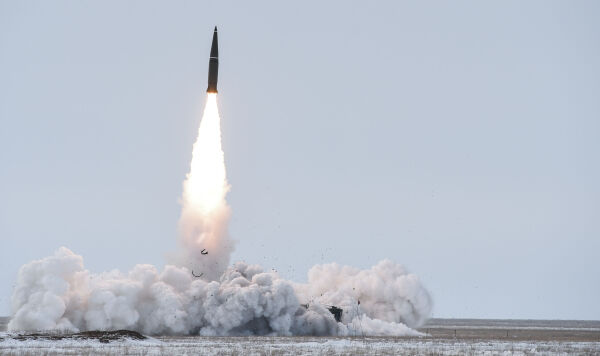Пуск баллистической ракеты ОТРК "Искандер-М" с полигона Капустин Яр