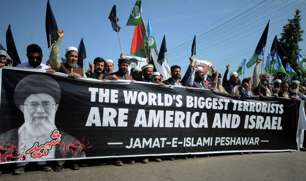 Сторонники пакистанской религиозной партии «Джамаал-и-Ислами» скандируют лозунги во время демонстрации, осуждающей убийство верховного лидера Ирана аятоллы Али Хаменеи, в Пешаваре, Пакистан, понедельник, 2 марта 2026 года Сторонники пакистанской религиозной партии «Джамаал-и-Ислами» скандируют лозунги во время демонстрации, осуждающей убийство верховного лидера Ирана аятоллы Али Хаменеи, в Пешаваре, Пакистан, понедельник, 2 марта 2026 года