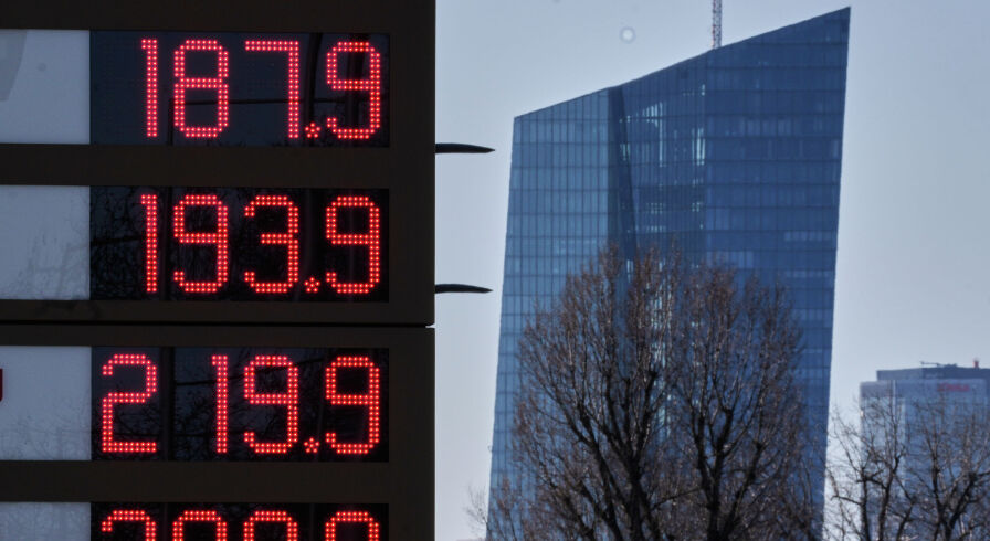 Цены на бензин на автозаправочной станции во Франкфурте, Германия, на фоне здания Европейского центрального банка, понедельник, 2 марта 2026 года