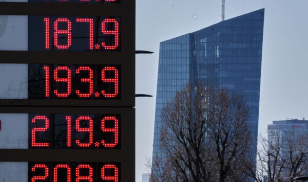 Цены на бензин на автозаправочной станции во Франкфурте, Германия, на фоне здания Европейского центрального банка, понедельник, 2 марта 2026 года Цены на бензин на автозаправочной станции во Франкфурте, Германия, на фоне здания Европейского центрального банка, понедельник, 2 марта 2026 года