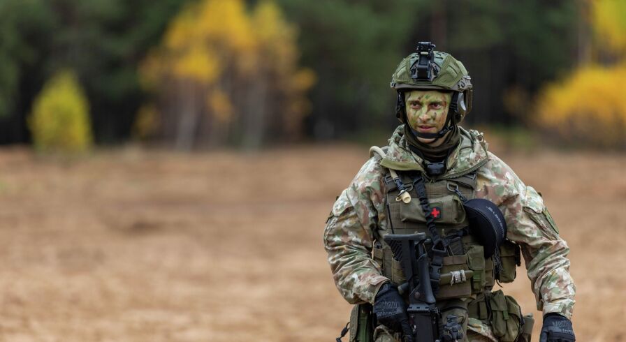 Литовский солдат принимает участие в общевойсковых военных учениях с боевой стрельбой "Сильный гриф 2025" на полигоне в Пабраде, к северу от столицы Литвы Вильнюса.
