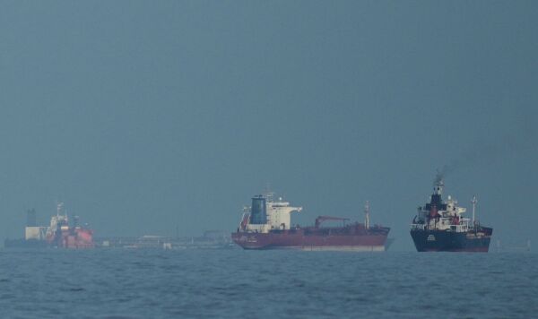 Нефтяные танкеры и грузовые суда выстроились в ряд в Ормузском проливе