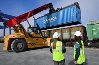 Контейнерная площадка на территории мультимодального транспортно-логистического центра "Артем" в Приморском крае