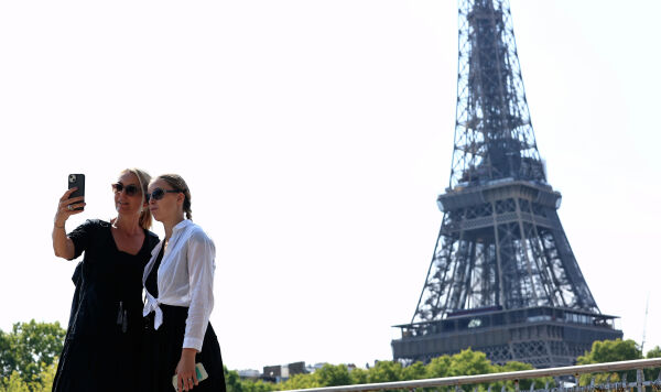 Туристы делают селфи возле Эйфелевой башни