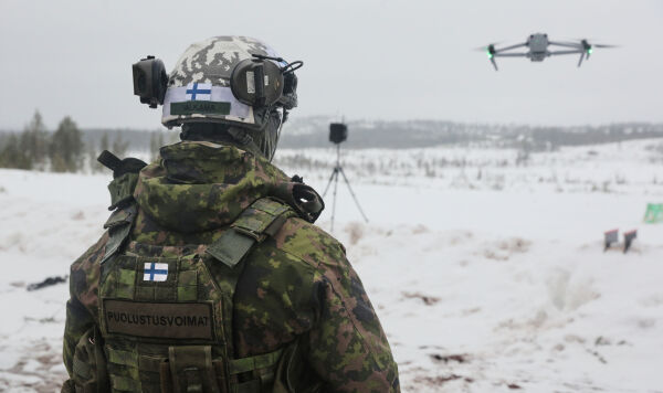 Военнослужащий ВС Финляндии управляет беспилотником на полигоне Роваэрви во время арктических учений НАТО Cold Response в Рованиеми, Финляндия, вторник, 17 марта 2026 года.