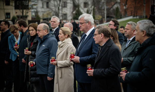 Верховный представитель Европейского союза по иностранным делам и политике безопасности Кая Каллас (в центре слева), министр иностранных дел Украины Андрей Сибига (в центре справа) и министры иностранных дел ЕС Верховный представитель Европейского союза по иностранным делам и политике безопасности Кая Каллас (в центре слева), министр иностранных дел Украины Андрей Сибига (в центре справа) и министры иностранных дел ЕС