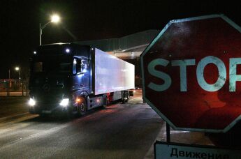 Литовские пограничники пропускают последние автомобили перед закрытием пункта пропуска "Котловка" и "Лаворишкес" на белорусско-литовской границе