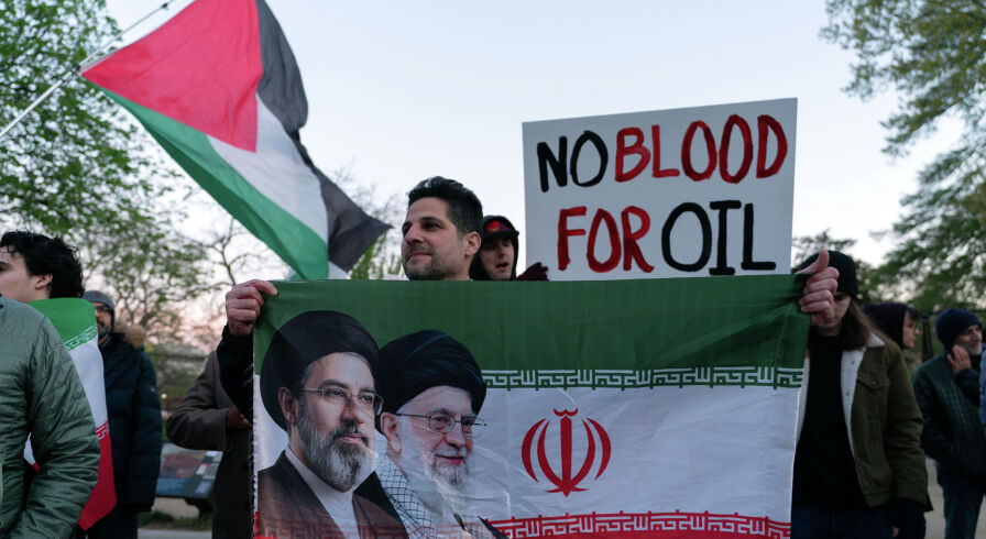 Активисты протестуют возле Белого дома, Вашингтон, США, 7 апреля 2026 г.