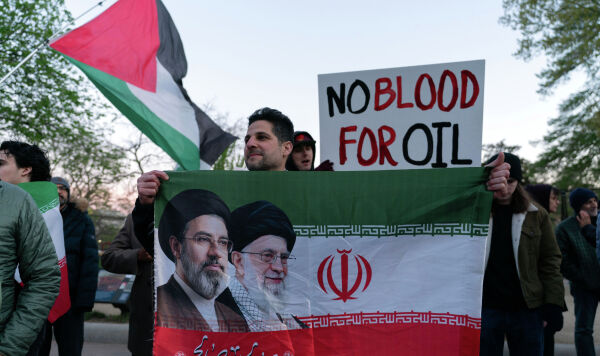 Активисты протестуют возле Белого дома, Вашингтон, США, 7 апреля 2026 г. Активисты протестуют возле Белого дома, Вашингтон, США, 7 апреля 2026 г.