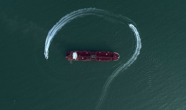 Скоростные катера Корпуса стражей исламской революции Ирана окружают британский нефтяной танкер Stena Impero Скоростные катера Корпуса стражей исламской революции Ирана окружают британский нефтяной танкер Stena Impero