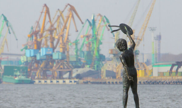 Клайпедский морской порт Памятник мальчику с бескозыркой и собакой, который провожает корабли в морском грузовом порту Клайпеды