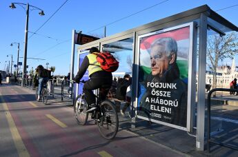Агитационный предвыборный плакат на улице в Будапеште