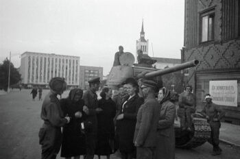 Жители беседуют с советскими танкистами, освободившими Таллин, 1944 год