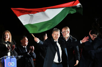 Лидер победившей на парламентских выборах в Венгрии оппозиционной партии "Тиса" Петер Мадьяр (в центре) на митинге в Будапеште