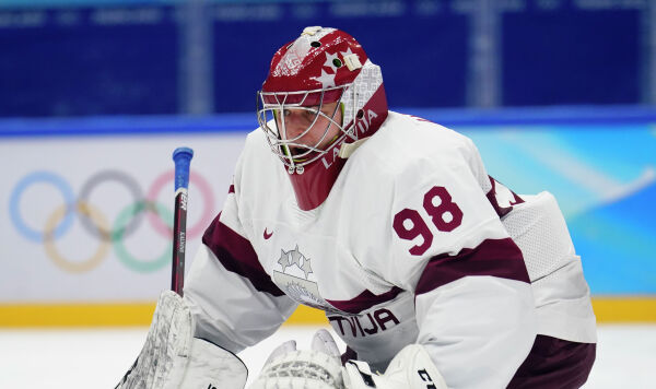 Вратарь сборной Латвии Янис Калниньш играет против Словакии во время предварительного раунда мужского хоккейного турнира на зимних Олимпийских играх 2022 года в Пекине в воскресенье, 13 февраля 2022 года