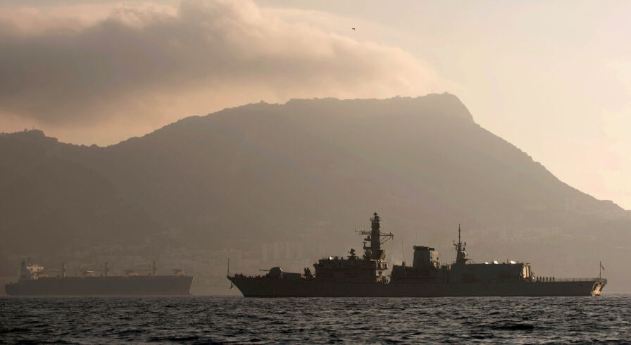 Фрегат британских королевских ВМС HMS Westminster в водах Гибралтара