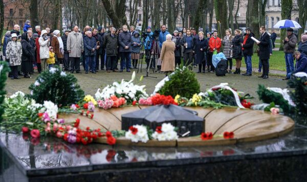 Церемония зажжения Вечного огня у мемориала советским воинам в Латвии