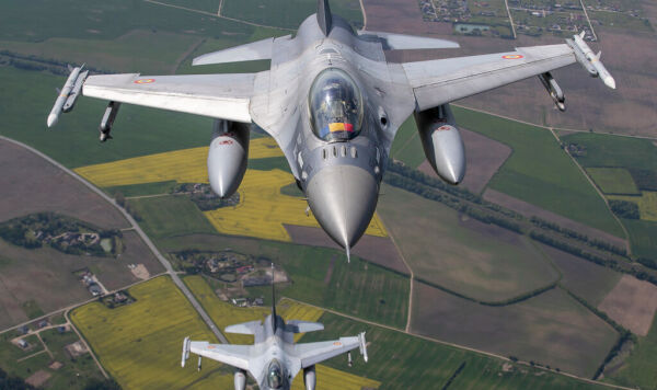 Истребители F-16 ВВС Португалии и ВВС Румынии совершают полет над территорией Литвы в рамках миссии НАТО по патрулированию воздушного пространства стран Балтии Истребители F-16 ВВС Португалии и ВВС Румынии совершают полет над территорией Литвы