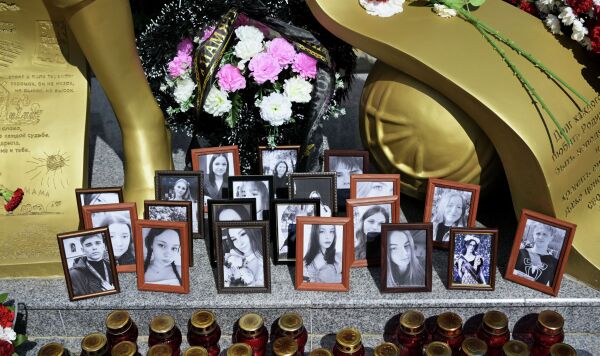 Стихийный мемориал в знак траура по жертвам атаки ВСУ на Старобельск Стихийный мемориал в знак траура по жертвам атаки ВСУ на Старобельск
