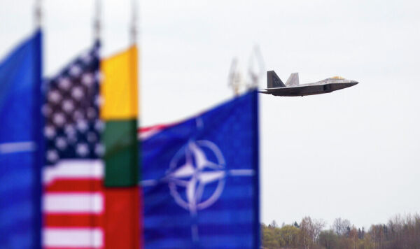 Истребитель F-22 Raptor ВВС США на авиабазе Шяуляй Истребитель F-22 Raptor ВВС США на авиабазе Шяуляй