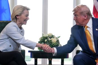Президент Дональд Трамп и председатель Европейской комиссии Урсула фон дер Ляйен пожимают друг другу руки после достижения торгового соглашения на поле для гольфа Trump Turnberry в Тернберри, Шотландия, 27 июля 2025 года