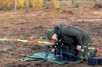 Литовский солдат готовит беспилотник во время общевойсковых военных учений "Сильный гриф 2025" на полигоне в Пабраде, к северу от столицы Вильнюса, Литва, среда, 29 октября 2025 года.