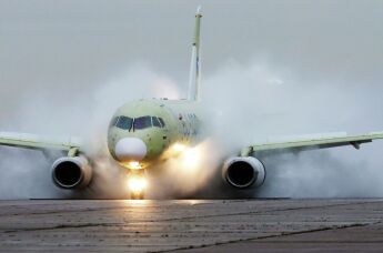 Импортозамещенный самолет Superjet-100 ("Суперджет-100") проходит испытание двигателей ПД-8 на защиту от воды