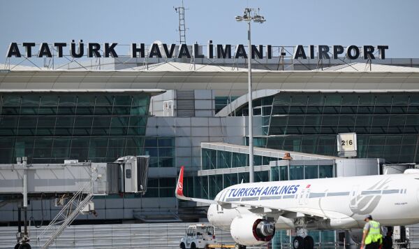 Самолет авиакомпании "Turkish Airlines" в аэропорту Стамбула имени Ататюрка.