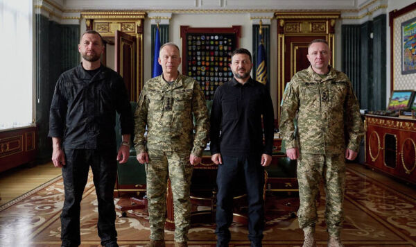 И. о. министра обороны генерал-майор Евгений Хмара, бывший главнокомандующий ВСУ Александр Сырский, президент Украины Владимир Зеленский и новый главнокомандующий ВСУ Михаил Драпатый позируют для фотографии во время встречи в Киеве, 22 июля 2026 года И. о. министра обороны генерал-майор Евгений Хмара, бывший главнокомандующий ВСУ Александр Сырский, президент Украины Владимир Зеленский и новый главнокомандующий ВСУ Михаил Драпатый позируют для фотографии во время встречи в Киеве, 22 июля 2026 года