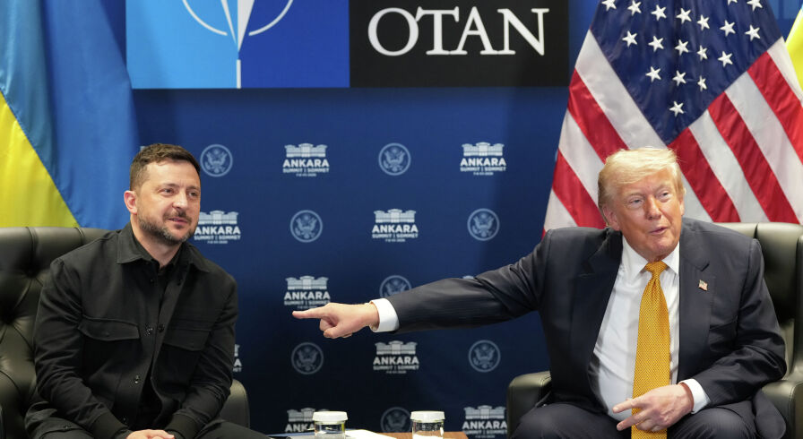 Президент США Дональд Трамп (справа) и Владимир Зеленский на встрече во время саммита НАТО в Анкаре, 8 июля 2026 г.