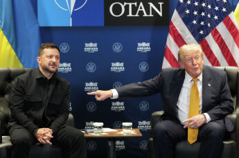 Президент США Дональд Трамп (справа) и Владимир Зеленский на встрече во время саммита НАТО в Анкаре, 8 июля 2026 г.