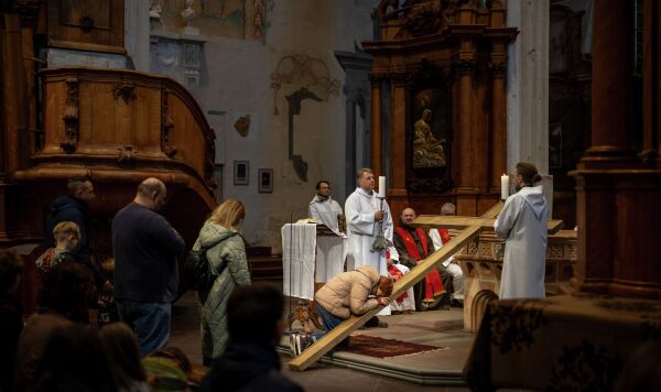 Во время мессы в Страстную пятницу в римско-католической церкви Святого Франциска Ассизского в Вильнюсе, Литва, прихожанин целует крест. Пятница, 3 апреля 2026 года Во время мессы в Страстную пятницу в римско-католической церкви Святого Франциска Ассизского в Вильнюсе, Литва, прихожанин целует крест. Пятница, 3 апреля 2026 года.