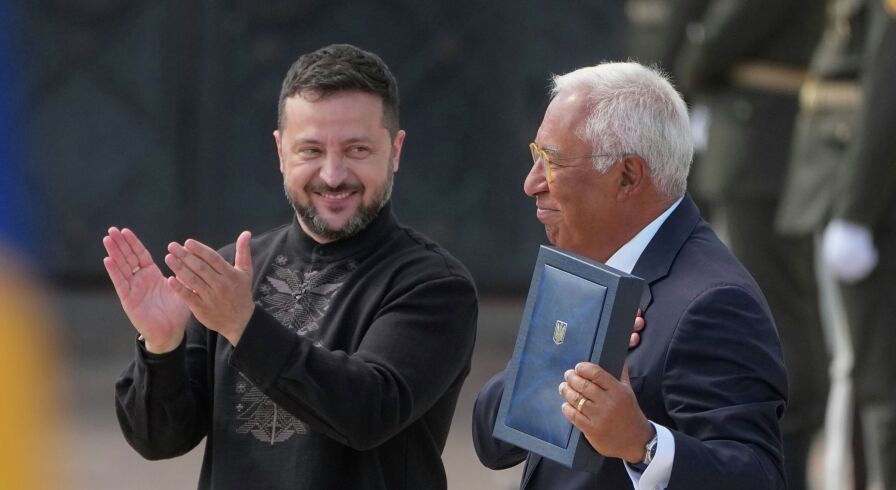 Президент Украины Владимир Зеленский (слева) вручает государственную награду Украины председателю Европейского совета Антониу Коште во время торжественной церемонии в Киеве, в понедельник, 24 августа 2026 года.