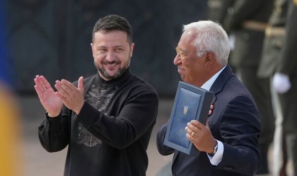 Президент Украины Владимир Зеленский (слева) вручает государственную награду Украины председателю Европейского совета Антониу Коште во время торжественной церемонии в Киеве, в понедельник, 24 августа 2026 года. Президент Украины Владимир Зеленский (слева) вручает государственную награду Украины председателю Европейского совета Антониу Коште во время торжественной церемонии в Киеве, в понедельник, 24 августа 2026 года.