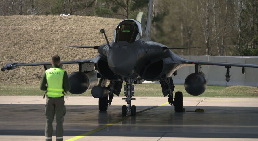 Истребитель Rafale ВВС Франции готовится к взлету с авиабазы ​​Шяуляй в Литве