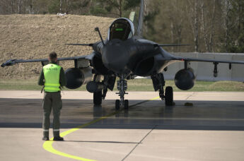 Истребитель Rafale ВВС Франции готовится к взлету с авиабазы ​​Шяуляй в Литве