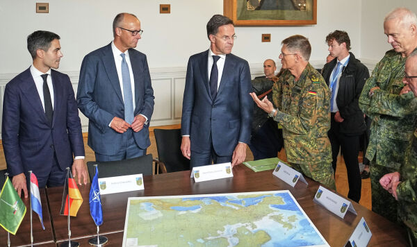 Премьер-министр Нидерландов Роб Йеттен, канцлер Германии Фридрих Мерц и генеральный секретарь НАТО Марк Рютте (слева направо) беседуют с генералами, стоя перед картой Европы