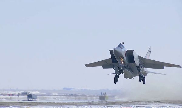 МиГ-31 ВКС провел учебно-боевой пуск гиперзвуковой ракеты "Кинжал" МиГ-31 ВКС провел учебно-боевой пуск гиперзвуковой ракеты "Кинжал"