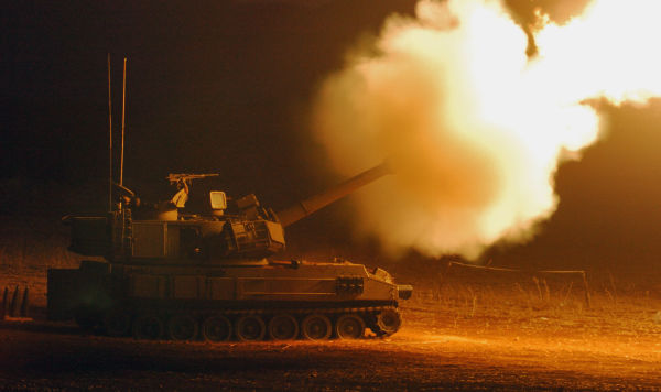 Самоходная гаубица М-109 ведет огонь