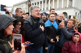 Бывший президент Украины, лидер партии "Европейская солидарность" Петр Порошенко (в центре) на акции "Нет Капитуляции" 