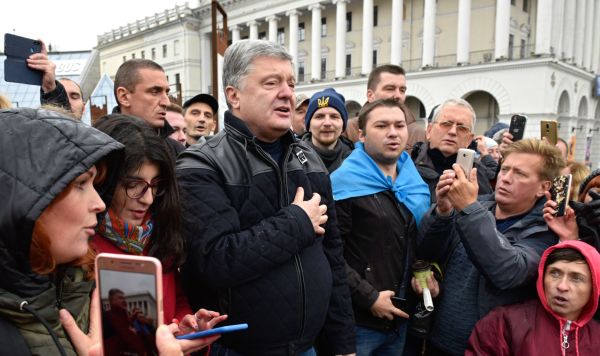 Бывший президент Украины, лидер партии "Европейская солидарность" Петр Порошенко (в центре) на акции "Нет Капитуляции" 