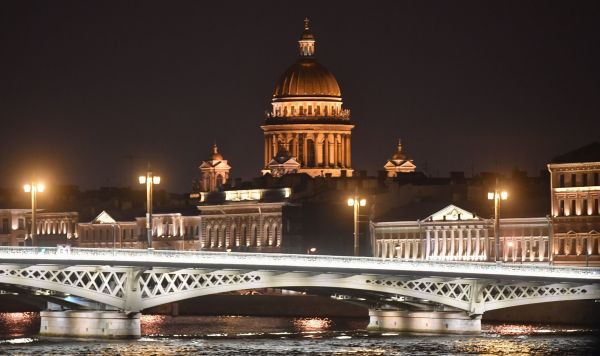 Вид на Исаакиевский собор в Санкт-Петербурге