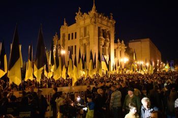 Участники ряда украинских националистических, ультраправых организаций на акции "Нет Капитуляции в Киеве", приуроченной ко "Дню защитника Украины"