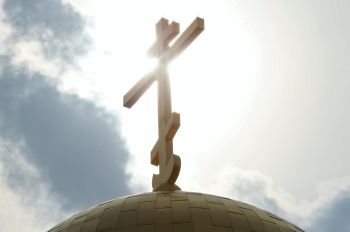 Православный крест на куполе храма 