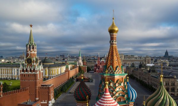 На первом плане купола Храма Василия Блаженного на Красной площади в Москве На первом плане купола Храма Василия Блаженного на Красной площади в Москве