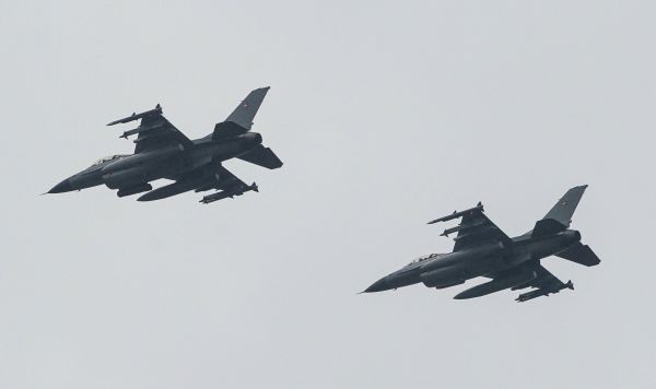 Истребители F-16 Дании во время военного парада в Риге в День независимости Латвии Истребители F-16 Дании во время военного парада в Риге в День независимости Латвии