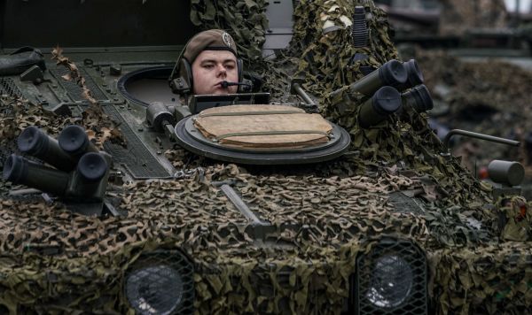 Механик-водитель латвийской БМП CVRT во время военного парада в Риге в День независимости Латвии Механик-водитель латвийской БМП CVRT во время военного парада в Риге в День независимости Латвии